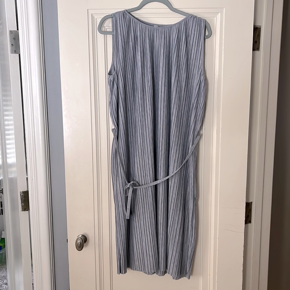 Beautiful silvery grey dress from Uniqlo circa 2015 in size Large.